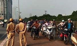 Ngang nhiên dắt xe máy ngược chiều qua mặt cảnh sát giao thông