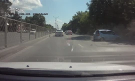 Honda Jazz hai lần va phải lề đường nhưng vẫn đứng vững