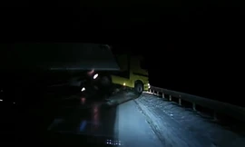 Vượt xe trong đêm tối, container cùng xe con 'lật ngửa' trên xa lộ