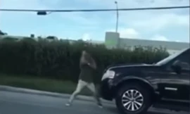 Người đàn ông dùng tay không đánh bại Ford Expedition