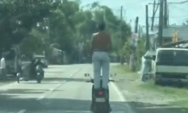 'Chất lừ' với người đàn ông đứng trên yên điều khiển xe máy