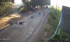 Xe máy lấn làn nguy hiểm