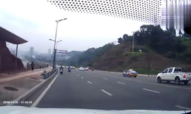 Ôtô trôi tự do xuống dốc gây rối loạn giao thông