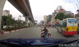 'Ninja' chặn đầu ô tô để sang đường