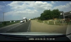 Vượt ẩu gây va chạm, chiếc sedan đâm thẳng vào đầu xe container