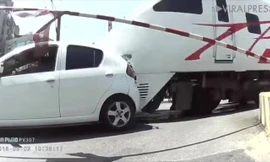 Tàu hỏa đâm thẳng vào xe con mắc kẹt tại đường ray