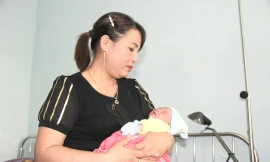 Bé gái sơ sinh bị bỏ rơi đang được chăm sóc tại Trạm Y tế xã Hải Thượng.