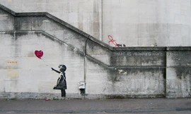 Tranh tường “Girl with balloon” được vẽ năm 2002 trên thành cầu Waterloo ở thủ đô London của Anh (ảnh chụp năm 2004). Tranh: Banksy.