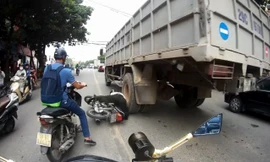 May mắn cứu thoát lái xe máy sau khi ngã ngay trước bánh xe tải