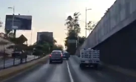 Hai chiếc sedan vượt nguy hiểm và 'cái kết đắng'