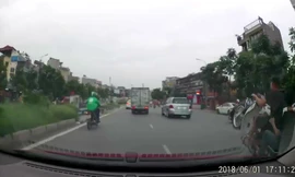 Hai thanh niên xe máy lao thẳng vào xe tải