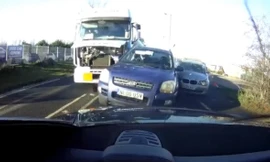 'Sốc' với tai nạn xe tải đâm vào hàng loạt ôtô đang dừng chờ