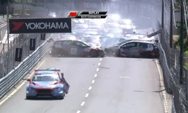 Xe đua va chạm hàng loat nguy hiểm 