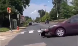 Gây tai nạn, sedan kéo theo mô tô bỏ chạy