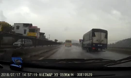 Hú hồn khi đi trong mưa bị xe tải bắn nước vào kính che mất tầm nhìn