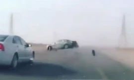 Chiếc sedan bất ngờ drift ở tốc độ cao làm rơi cả bánh xe