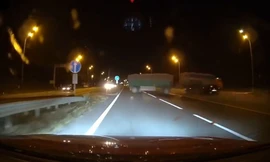 Ôtô con đâm thẳng vào xe tải ở tốc độ hơn 200 km/h