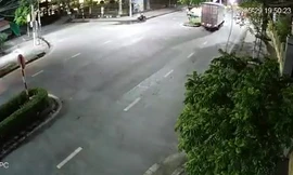 Xe tải đâm vào cây ven đường