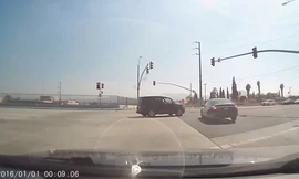 Chiếc xe bất chấp để vượt đèn đỏ và "cái kết đắng"