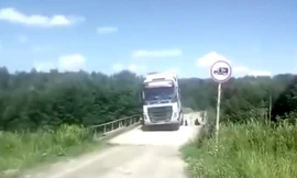 Cố đi qua cầu dù quá khối lượng quy định, xe tải làm gãy cầu.