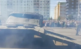 Xe tăng bị lật khi đang leo lên xe chuyên dụng.