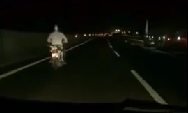 Xe máy bất chấp nguy hiểm chạy trên cao tốc Hà Nội - Hải Phòng