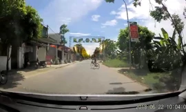 Hú hồn với pha tạt đầu ôtô nguy hiểm của em bé đi xe đạp
