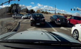 Vội qua ngã tư, Subaru Outback bị đâm lộn vòng