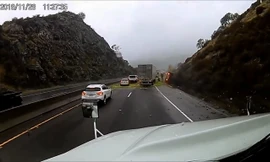 Xe tải chở hoa quả lật nhào khi cố gắng vượt phải