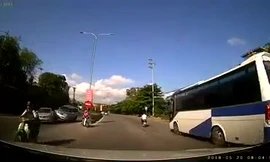 Xe Lexus lật ngửa sau khi đâm vào ôtô sang đường