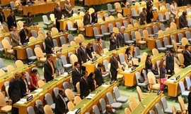 Chiều 21/9/2018 (theo giờ địa phương), tại Trụ sở Liên hợp quốc ở thành phố New York (Hoa Kỳ), đại diện các nước tham dự phiên họp Đại hội đồng Liên hợp quốc dành một phút mặc niệm Chủ tịch nước Việt Nam Trần Đại Quang. (Ảnh: Hoài Thanh/TTXVN)