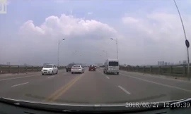 Xế hộp vượt ẩu nguy hiểm trên cầu Vĩnh Tuy