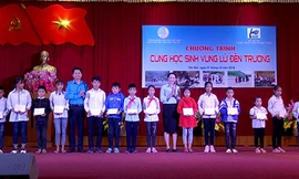 Trao tặng quà cho các học sinh vùng lũ Tây Bắc.