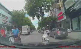 'Ninja Lead' dừng đèn đỏ ở làn ngược chiều chặn không cho ôtô đi qua