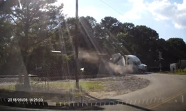 Tàu hỏa cắt đôi xe container mắc kẹt trên đường ray.