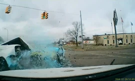 Hai ôtô bất ngờ bị đâm giữa giao lộ không rõ nguyên nhân