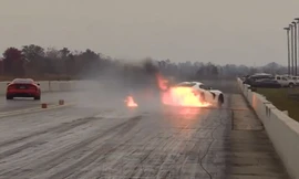 Xe thể thao 'bất ngờ' bốc cháy khi đang đua trên đường