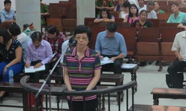 Bị cáo Châu Thị Thu Nga trước vành móng ngựa.