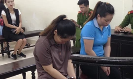 Các đối tượng Loan và Hương tại tòa.