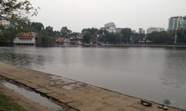 Vị trí nạn nhân được vớt lên bờ.