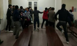 Quang cảnh xô xát giữa các bên trong phiên tòa ngày 24/2.