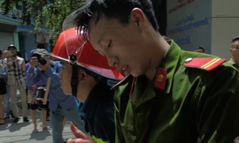 Một chiến sĩ công an bị thương khi làm nhiệm vụ. Ảnh minh họa.