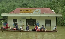 Quốc lộ 6 bị chia cắt, bộ đội và công an đóng bè cho dân qua