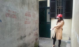 Mẹ cháu bé chỉ cho phóng viên nơi con mình bị xâm hại.