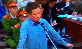 Hà Văn Thắm trước vành móng ngựa.