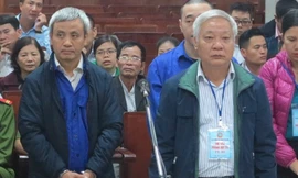 Từ trái qua, các bị cáo Đoàn Văn An, Tạ Bá Long tại tòa.