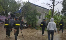 Cảnh sát đột kích sới bạc.