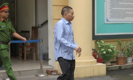 Bị can Ninh Văn Quỳnh đến tòa Hà Nội.