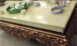 Chiếc bàn bị sứt đã được gắn keo, sử dụng lại.