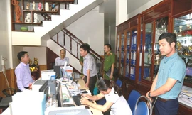 Công an khám xét doanh nghiệp phục vụ công tác điều tra bóc gỡ đường dây mua bán hóa đơn, chứng từ để hợp thức hóa nguồn gốc cát sỏi khai thác và mua bán trái phép tại Huế